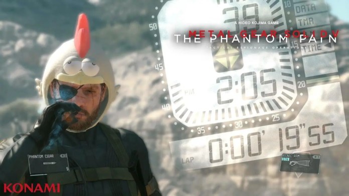 Une capture d'écran de Metal Gear Solid V: The Phantom Pain montrant Venom Snake passant le temps en fumant tout en portant le chapeau de poulet en mode facile.