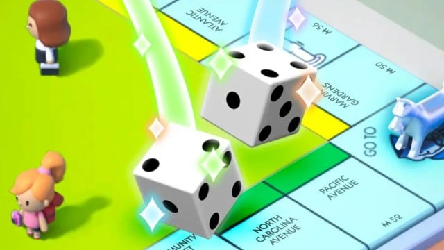 Dés montrés dans Monopoly Go au-dessus du plateau, avec deux personnages dans la section centrale.